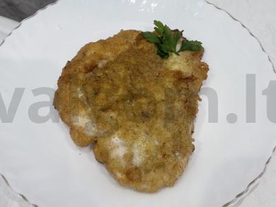 Vištienos kotletai džiūvėsėliuose keptuvėje pagrindine nuotrauka