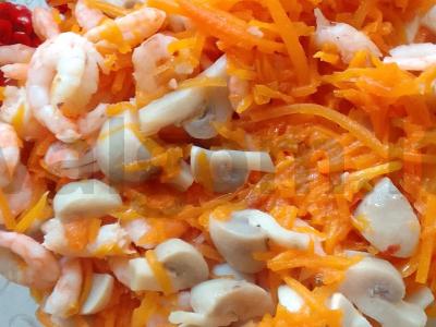 Funchosa su krevetėmis ir grybais pagrindine nuotrauka