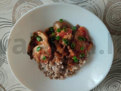 Indėnų troškinys su grybais ir kečupu pagrindine nuotrauka