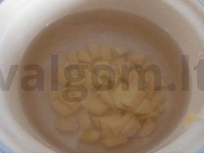 Lengvas sriuba su raugintais kopūstais ir kiaušiniu Žingsnis 1