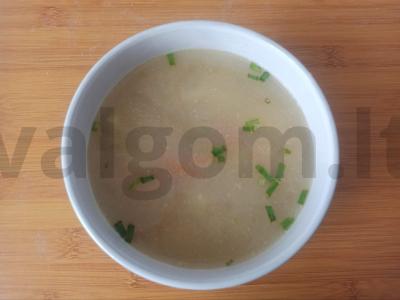 Lengvas sriuba su raugintais kopūstais ir kiaušiniu pagrindine nuotrauka