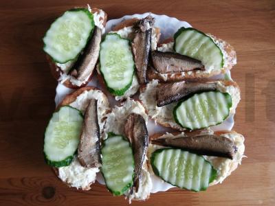 Sumuštiniai su šprotų „Izyzk“ pagrindine nuotrauka