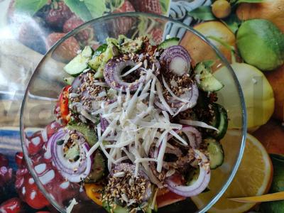 Salotas su čederio sūriu ir Pekino kopūstu pagrindine nuotrauka