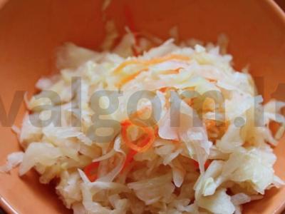 Keturių ingredientų rauginti kopūstai pagrindine nuotrauka