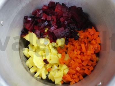 Klasikinis vinigretas su marinuotais agurkais Žingsnis 1