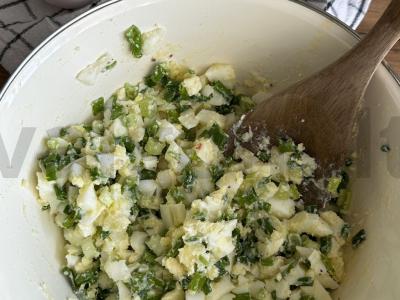 Žuvies pyragas su svogūnais ir kiaušiniais Žingsnis 1