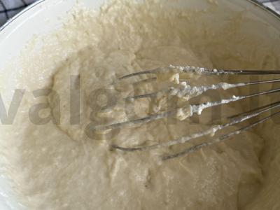 Žuvies pyragas su svogūnais ir kiaušiniais Žingsnis 2