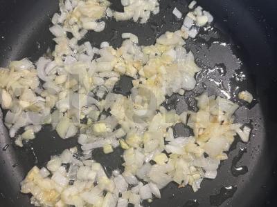 Sriuba su pupelėmis ir baklažanais, patiekiama su česnakiniais traškiais skrudintais duonos kubeliais Žingsnis 1