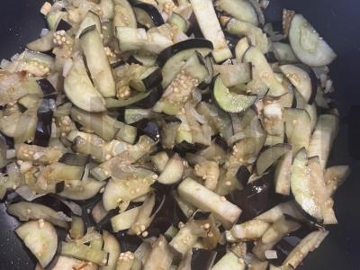 Sriuba su pupelėmis ir baklažanais, patiekiama su česnakiniais traškiais skrudintais duonos kubeliais Žingsnis 2