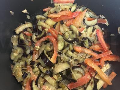 Sriuba su pupelėmis ir baklažanais, patiekiama su česnakiniais traškiais skrudintais duonos kubeliais Žingsnis 3