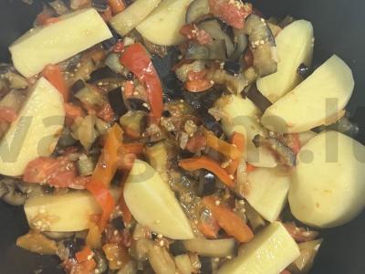 Sriuba su pupelėmis ir baklažanais, patiekiama su česnakiniais traškiais skrudintais duonos kubeliais Žingsnis 5