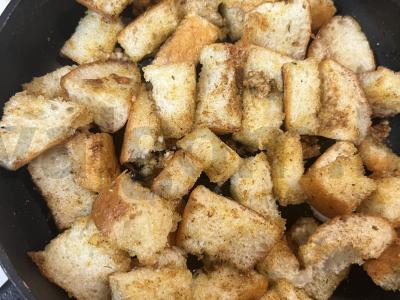 Sriuba su pupelėmis ir baklažanais, patiekiama su česnakiniais traškiais skrudintais duonos kubeliais Žingsnis 7