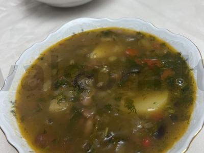 Sriuba su pupelėmis ir baklažanais, patiekiama su česnakiniais traškiais skrudintais duonos kubeliais pagrindine nuotrauka