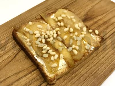 Tostai su kriauše ir varškės sūriu pagrindine nuotrauka