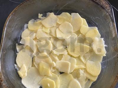 Bulvių apkepas su faršu, svogūnais ir pomidorais Žingsnis 1