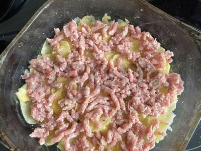 Bulvių apkepas su faršu, svogūnais ir pomidorais Žingsnis 2