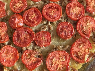 Bulvių apkepas su faršu, svogūnais ir pomidorais pagrindine nuotrauka