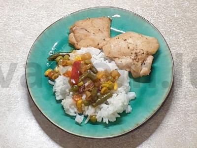 Keptas vištienos filė ant daržovių pagalvėlės pagrindine nuotrauka