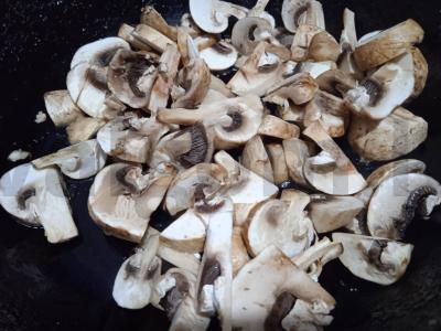 Makaronai su pieniniais pievagrybiais Žingsnis 2