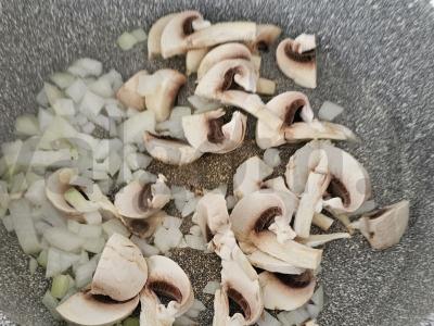 Makaronai su grybais ir dešrelėmis Žingsnis 1