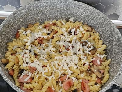 Makaronai su grybais ir dešrelėmis pagrindine nuotrauka