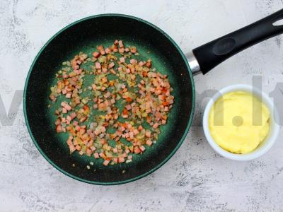 Tostų duonos pyragėliai su bulvių koše ir mėsa Žingsnis 1