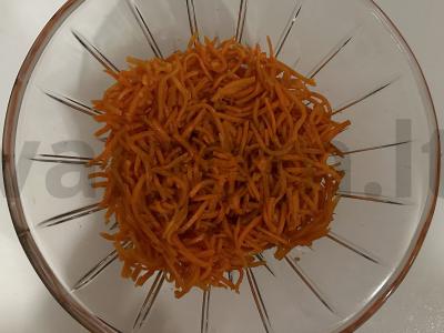 Salotas su sausainiais, dešra ir kukurūzais Žingsnis 1