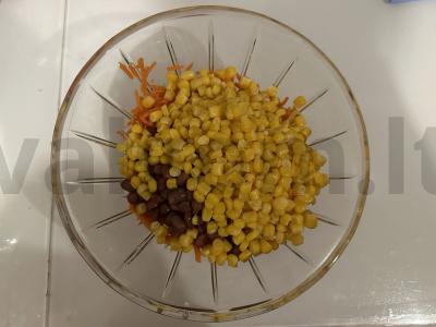 Salotas su sausainiais, dešra ir kukurūzais Žingsnis 2