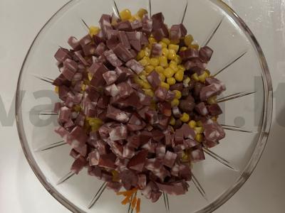 Salotas su sausainiais, dešra ir kukurūzais Žingsnis 3