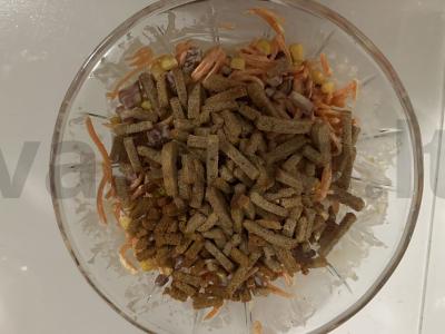 Salotas su sausainiais, dešra ir kukurūzais Žingsnis 4