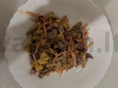 Salotas su sausainiais, dešra ir kukurūzais pagrindine nuotrauka