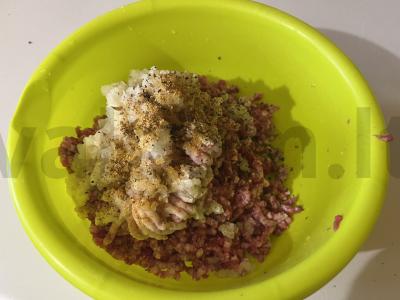 Gruziniškas sultingas faršas hinkali su česnaku Žingsnis 10