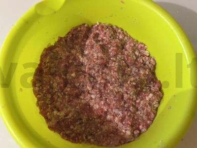 Gruziniškas sultingas faršas hinkali su česnaku pagrindine nuotrauka