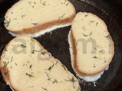 Kvapnūs skrudinti duonos gabaliukai su krapais Žingsnis 6