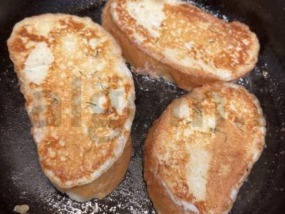 Kvapnūs skrudinti duonos gabaliukai su krapais Žingsnis 7