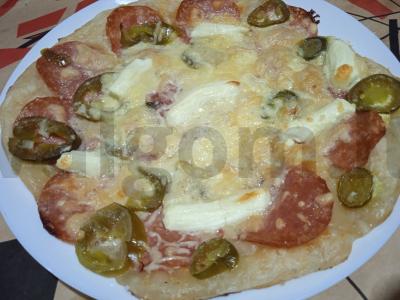 Pica su sūdyta dešra, jalapeño ir sūriu pagrindine nuotrauka