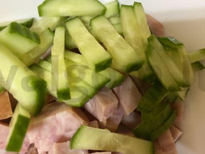 Salotas „Stulpeliai“ iš šviežių daržovių ir dešrelės Žingsnis 2