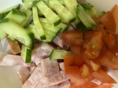 Salotas „Stulpeliai“ iš šviežių daržovių ir dešrelės Žingsnis 3