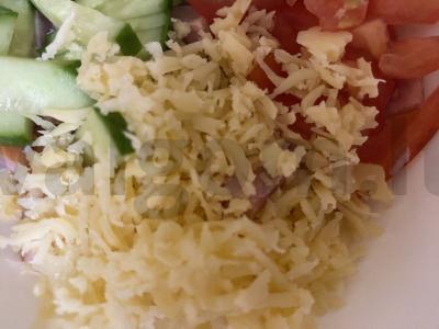 Salotas „Stulpeliai“ iš šviežių daržovių ir dešrelės Žingsnis 4