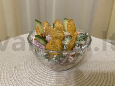 Salotas „Stulpeliai“ iš šviežių daržovių ir dešrelės pagrindine nuotrauka