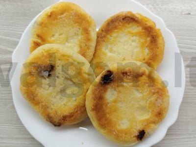 Sūrio blynai su datulėmis orkaitėje pagrindine nuotrauka