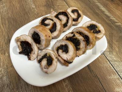 Kalakutų ritinėliai su džiovintais slyvomis pagrindine nuotrauka