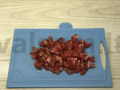 Pomidorų salotos su žirneliais ir česnaku Žingsnis 1