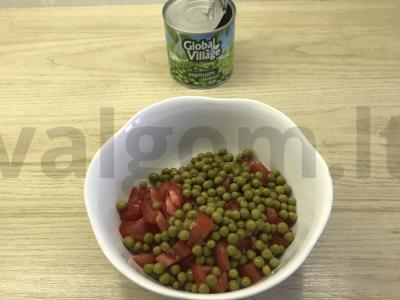 Pomidorų salotos su žirneliais ir česnaku Žingsnis 2