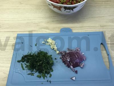 Pomidorų salotos su žirneliais ir česnaku Žingsnis 3