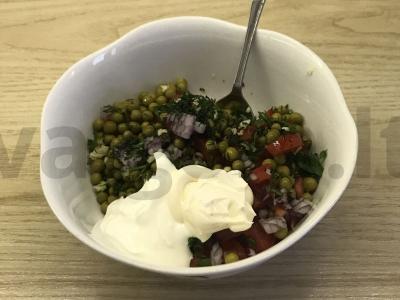 Pomidorų salotos su žirneliais ir česnaku Žingsnis 4