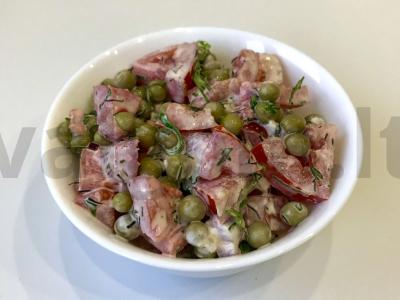 Pomidorų salotos su žirneliais ir česnaku pagrindine nuotrauka