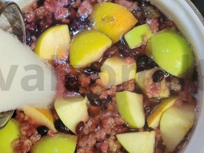 Ryškus kompotas „Vitaminas“ su šilauogėmis, avietėmis ir obuoliu Žingsnis 3