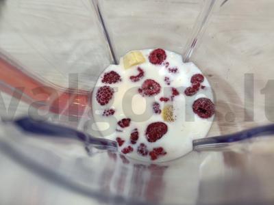 Braškių ir aviečių kokteilis su pienu Žingsnis 3