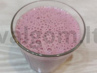 Braškių ir aviečių kokteilis su pienu pagrindine nuotrauka